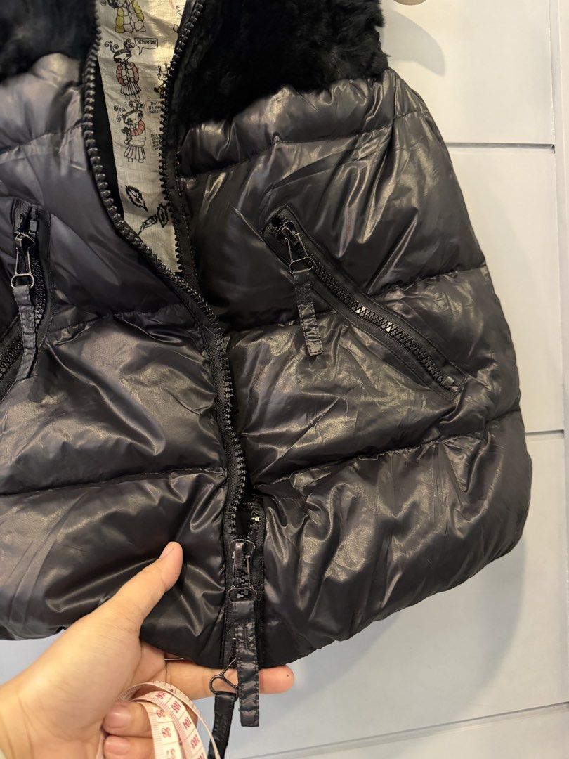 BLACK PUFFER VEST WITH FUR (M) (Category: Coats, Jackets and Outerwear) located in Lipa City. Submitted by upcycle_alley (Listing ID 1460774165, Image 3). Description: Nice quality Very yayamanin Moncler inspired .