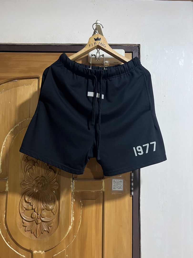 Black Shorts "1977" Print (Category: Shorts) located in Valencia. Submitted by thrifttomaniac_1225 (Listing ID 1460872334, Image 1). Description: - Classic black shorts - Features '1977' print on the side - Comfortable elastic waistband with drawstring - Small white tag detail on the front - Ideal for everyday casual wear.