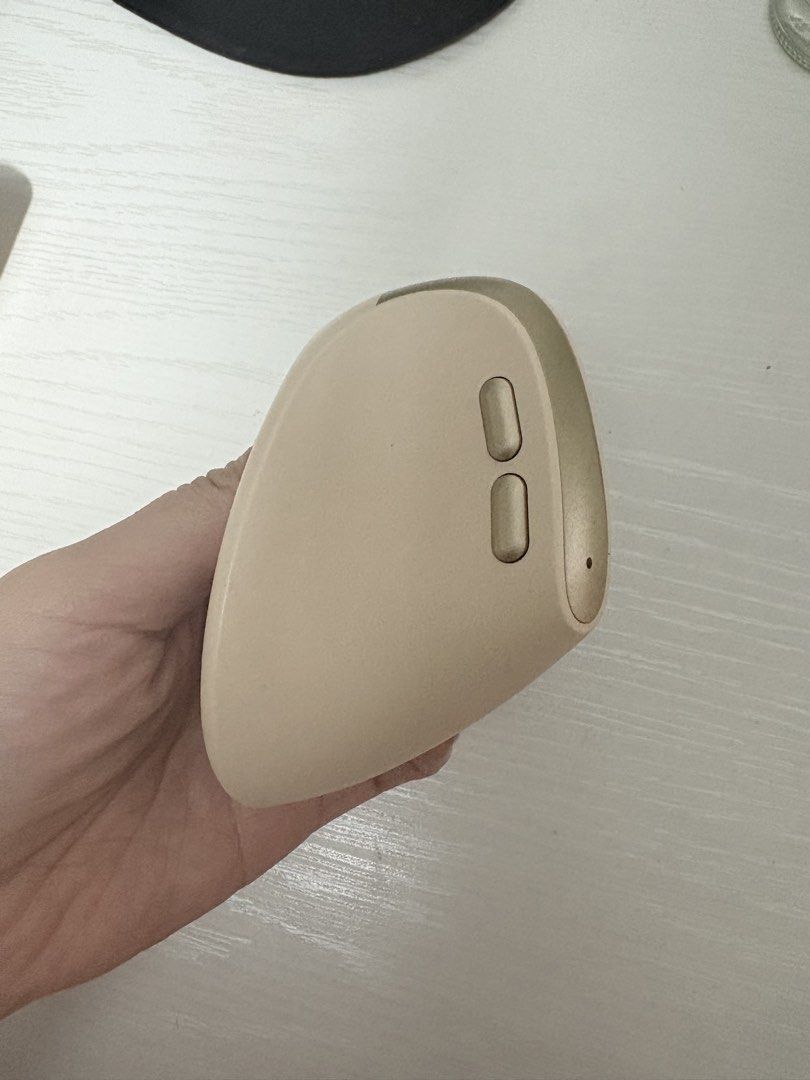 BOW Wireless Ergonomic Mouse (Category: Mouse & Mousepads) located in Quezon City. Submitted by geminiselection (Listing ID 1460903844, Image 2). Description: - 2.4g wireless/ bluetooth dual mode - barely use, halos hindi nagamit mas prefer ko yun traditional mouse - will include 1 batt as freebie.