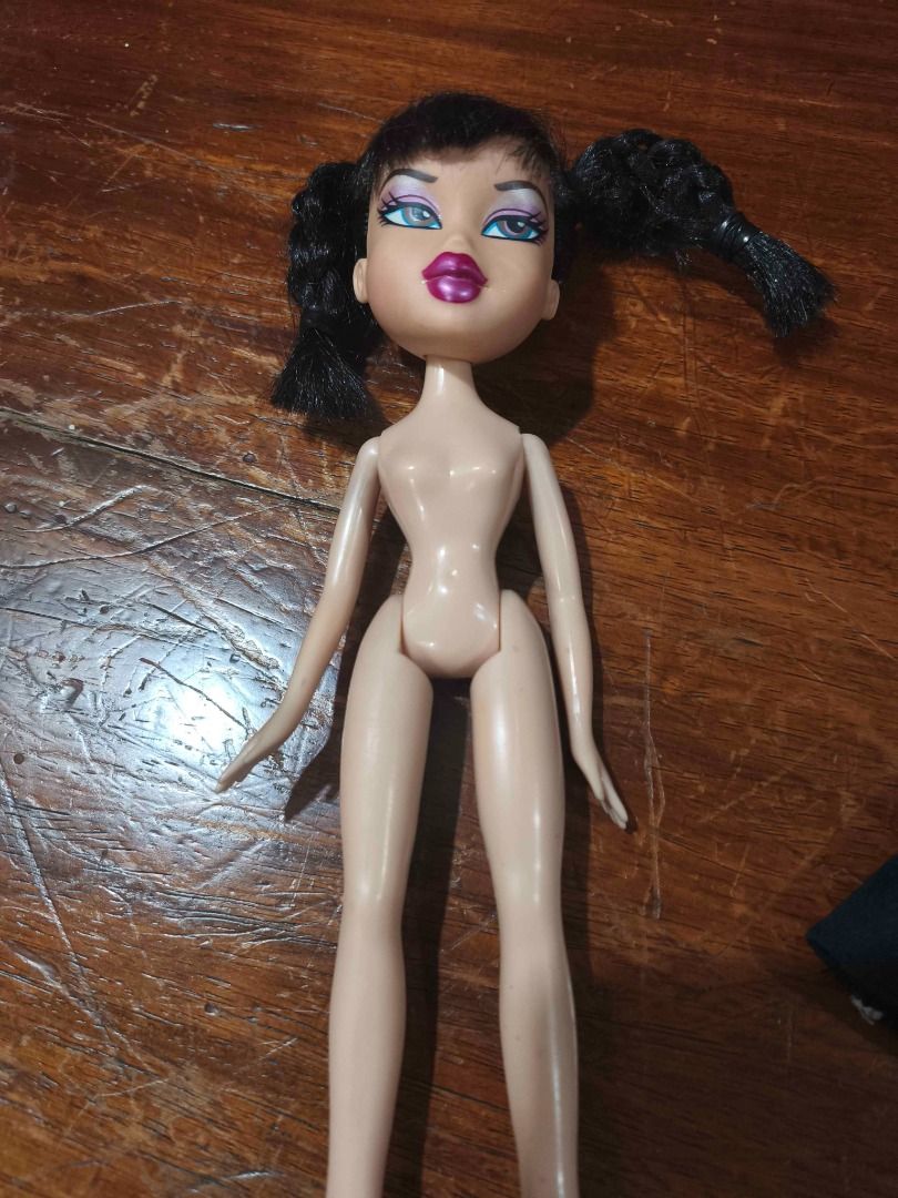 Bratz "Strut It!" Jade (Category: Kids Toys) located in Binan City. Submitted by wonwona_holla (Listing ID 1460833927, Image 2). Description: - Original - Doll in good condition - includes 2 sets of clothes, 2 sets of shoes, hat, comb - does not include bag Loc: Biñan City, Laguna MOP: GCash Shipping shouldered by the buyer .