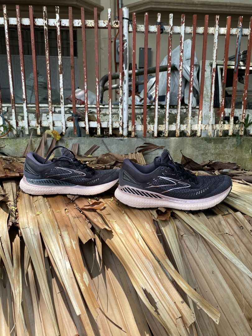Brooks Glycerin GTS 19 (Category: Sneakers) located in Manila. Submitted by kongkongthriftofficial01 (Listing ID 1460768020, Image 3). Description: Selling preloved pair of -👟Brooks Glycerin GTS 19 Used but still in pristine condition. Ready to use for new owner Size: 9 Women’s Euro 40.5 Selling this for only ₱650 can do negotiate🤝.