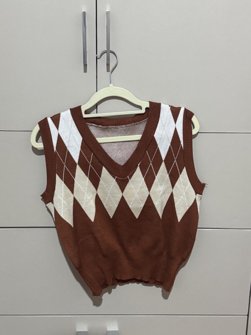 Brown Argyle Knit Cropped Vest Sweater (Category: Sleeveless) located in Antipolo. Submitted by nyeahsells (Listing ID 1460786942, Image 1). Description: Pre-loved Size: S Color: Brown Flaw: None RFS: decluttering Swipe photos to see more details about the item. Disclaimer: - All sales final (NO RETURN, NO EXCHANGE) - Our shop will not be liable for any damages due to mishandling by the courier - Please manage expectations - First to pay gets the