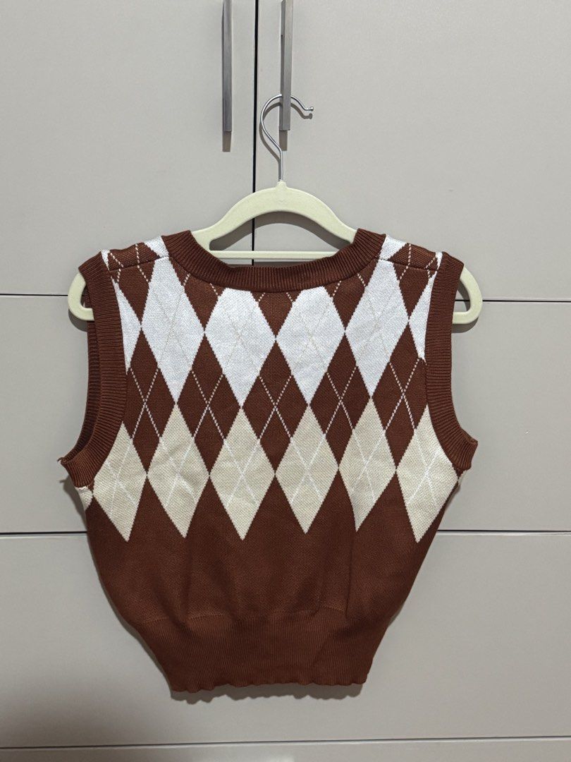 Brown Argyle Knit Cropped Vest Sweater (Category: Sleeveless) located in Antipolo. Submitted by nyeahsells (Listing ID 1460786942, Image 2). Description: Pre-loved Size: S Color: Brown Flaw: None RFS: decluttering Swipe photos to see more details about the item. Disclaimer: - All sales final (NO RETURN, NO EXCHANGE) - Our shop will not be liable for any damages due to mishandling by the courier - Please manage expectations - First to pay gets the