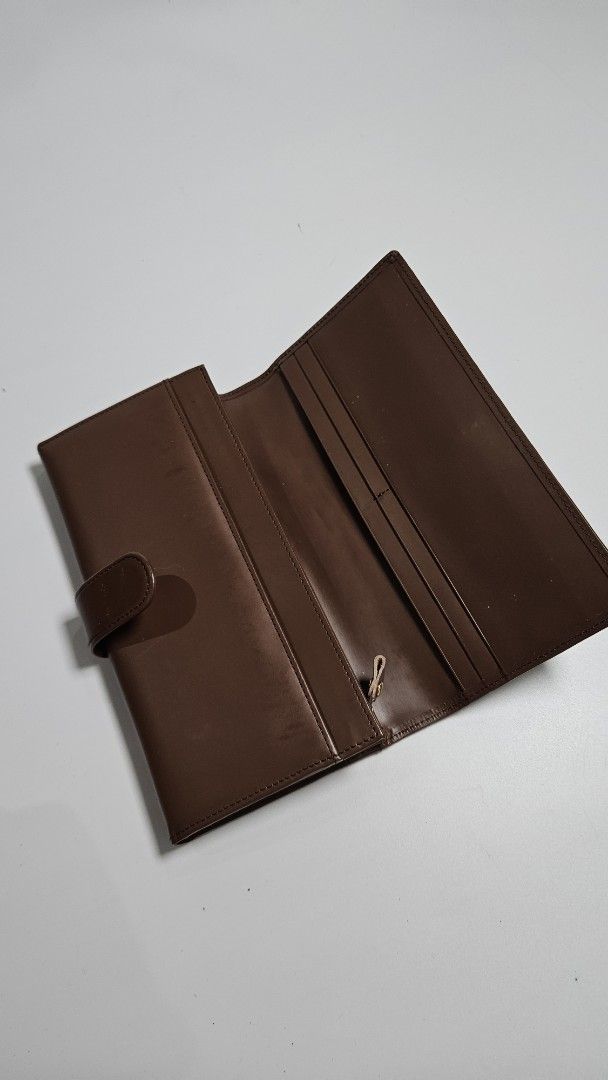 Brown Leather Long Wallet (Category: Wallets & Card holders) located in Alfonso. Submitted by jbcamet (Listing ID 1460829783, Image 2). Description: - mushroom brown leather long wallet - Ample card slots and compartments for organization - Interior zip pocket for coins or small items - Smooth leather with a nice sheen - Secure snap button closure - Perfect for keeping your essentials tidy.