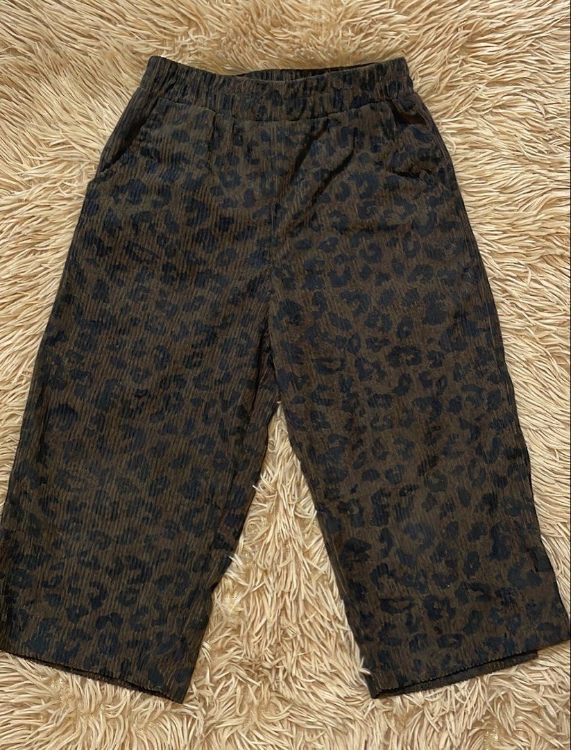 Brown Leopard Print Corduroy Culottes (Category: Babies & Kids Fashion) located in Manila. Submitted by kyongg0122 (Listing ID 1460895985, Image 1). Description: - Brown culottes with a chic black leopard print. - Made from textured corduroy fabric for a unique feel. - Comfortable elastic waistband for a perfect fit. - Convenient side pockets for your essentials. - Cropped length, ideal for casual everyday wear..