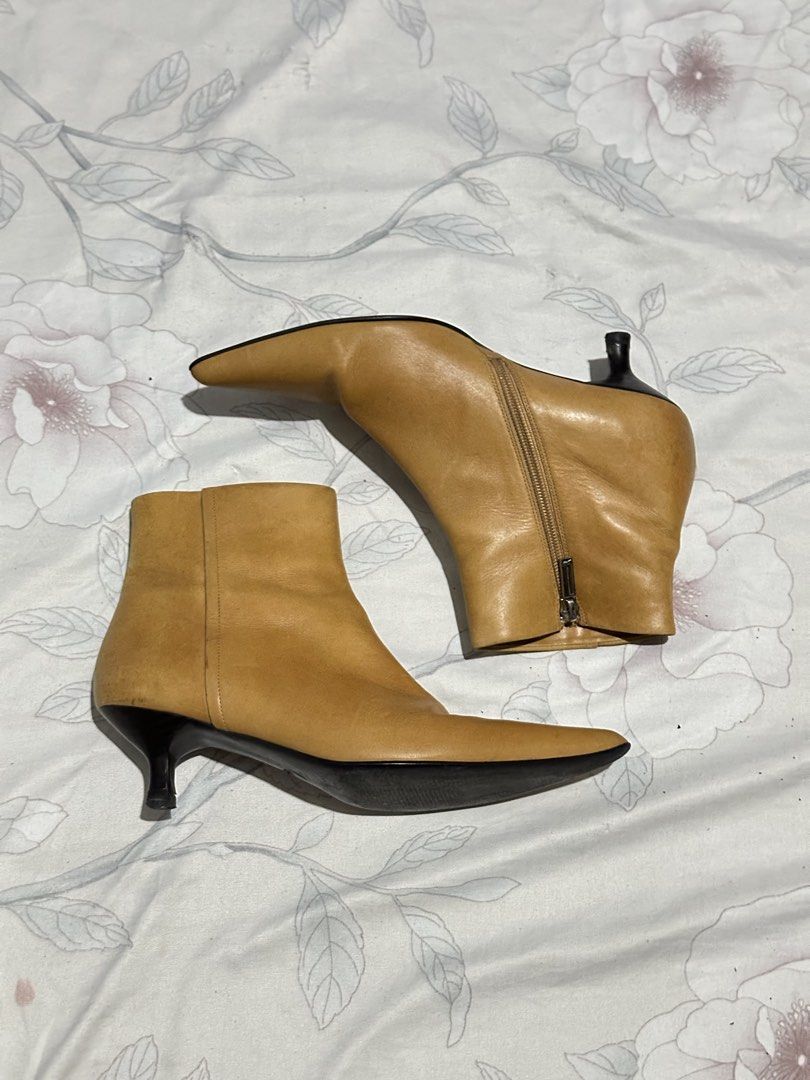 Brown Pointed Boots (Category: Boots) located in Manila. Submitted by velaiyara (Listing ID 1460765765, Image 2). Description: size 37 slightly used issue: medyo naka-hiwalay/buka na yung sa harap mg point.