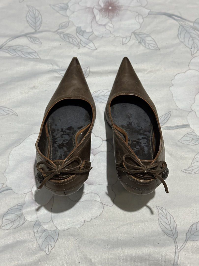 Brown Pointed Heels (Category: Heels) located in Manila. Submitted by velaiyara (Listing ID 1460766040, Image 2). Description: 22.5 cm on tag (view last slide) issues: can be seen in the photos .