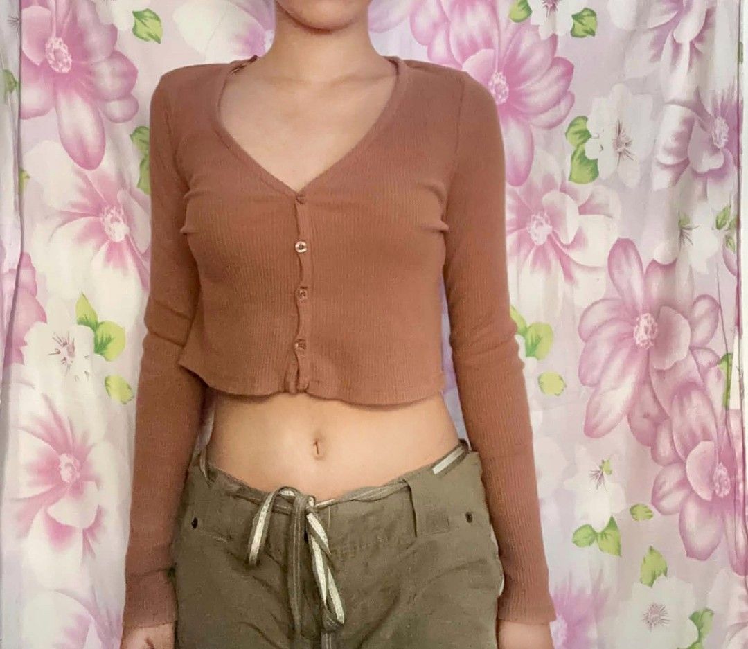 Brown Ribbed Cropped Cardigan (Category: Coats, Jackets and Outerwear) located in Manila. Submitted by true.brclo_thing (Listing ID 1460813562, Image 1). Description: - Cute brown cropped cardigan - Ribbed material - Button-up front - Long sleeves - Versatile styling with high-waisted pants or skirts - Perfect for various occasions - size XS 📌.