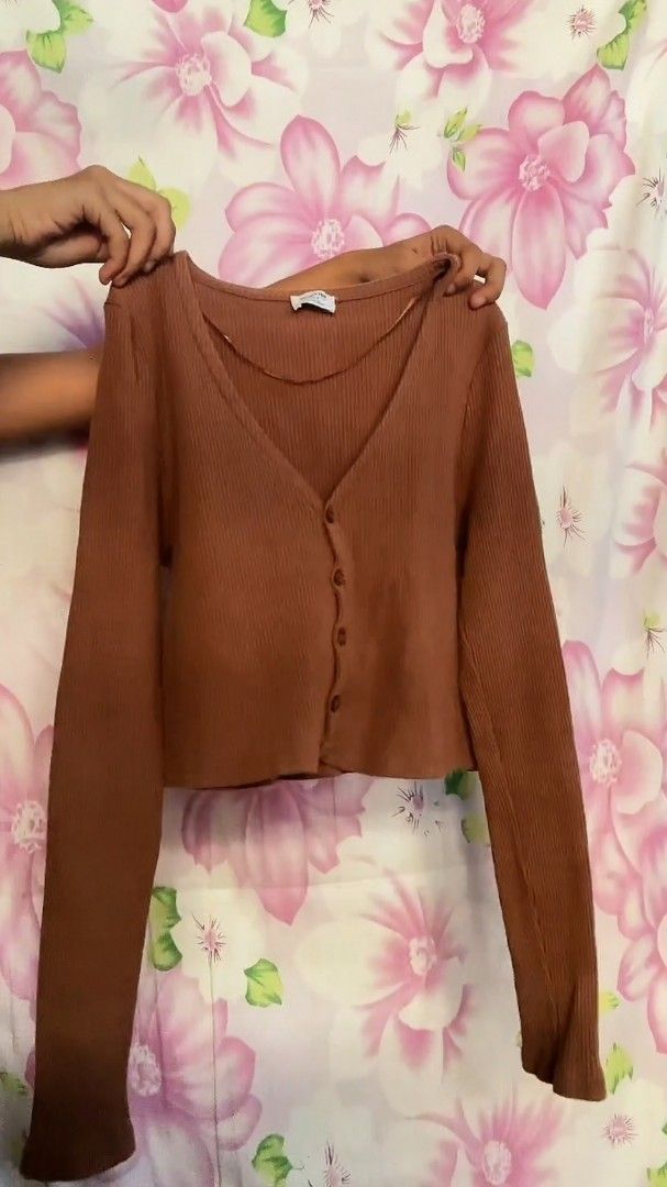 Brown Ribbed Cropped Cardigan (Category: Coats, Jackets and Outerwear) located in Manila. Submitted by true.brclo_thing (Listing ID 1460813562, Image 2). Description: - Cute brown cropped cardigan - Ribbed material - Button-up front - Long sleeves - Versatile styling with high-waisted pants or skirts - Perfect for various occasions - size XS 📌.