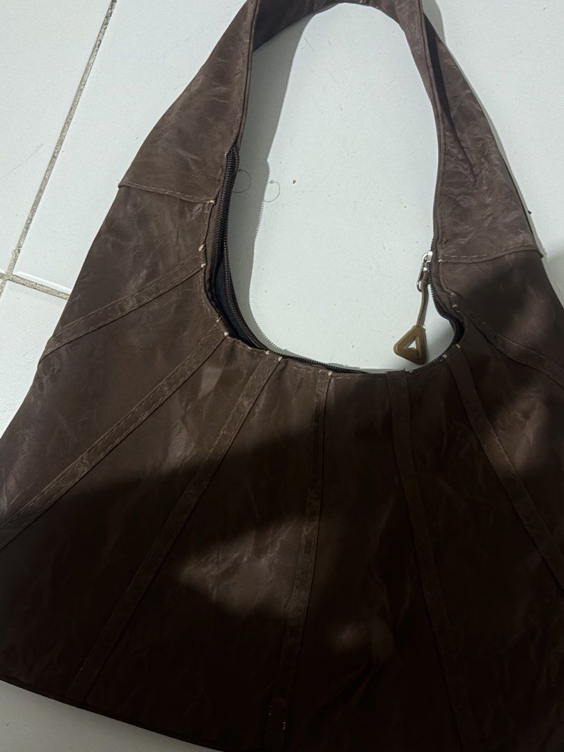 brown shoulder bag (Category: Shoulder Bags) located in Quezon City. Submitted by clareb (Listing ID 1460899696, Image 2). Description: - still negotiable - no flaws - rfs: decluttering bags.