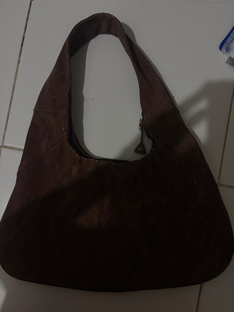 brown shoulder bag (Category: Shoulder Bags) located in Quezon City. Submitted by clareb (Listing ID 1460899696, Image 1). Description: - still negotiable - no flaws - rfs: decluttering bags.
