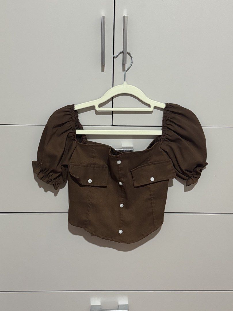 Brown Square Neck Puff Sleeve Crop Top (Category: Blouses) located in Antipolo. Submitted by nyeahsells (Listing ID 1460787122, Image 1). Description: Pre-loved Size: S Color: Brown Flaw: None RFS: decluttering Swipe photos to see more details about the item. Disclaimer: - All sales final (NO RETURN, NO EXCHANGE) - Our shop will not be liable for any damages due to mishandling by the courier - Please manage expectations - First to pay gets the it
