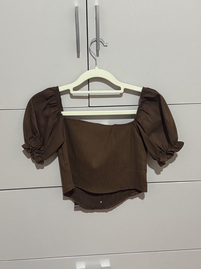 Brown Square Neck Puff Sleeve Crop Top (Category: Blouses) located in Antipolo. Submitted by nyeahsells (Listing ID 1460787122, Image 2). Description: Pre-loved Size: S Color: Brown Flaw: None RFS: decluttering Swipe photos to see more details about the item. Disclaimer: - All sales final (NO RETURN, NO EXCHANGE) - Our shop will not be liable for any damages due to mishandling by the courier - Please manage expectations - First to pay gets the it