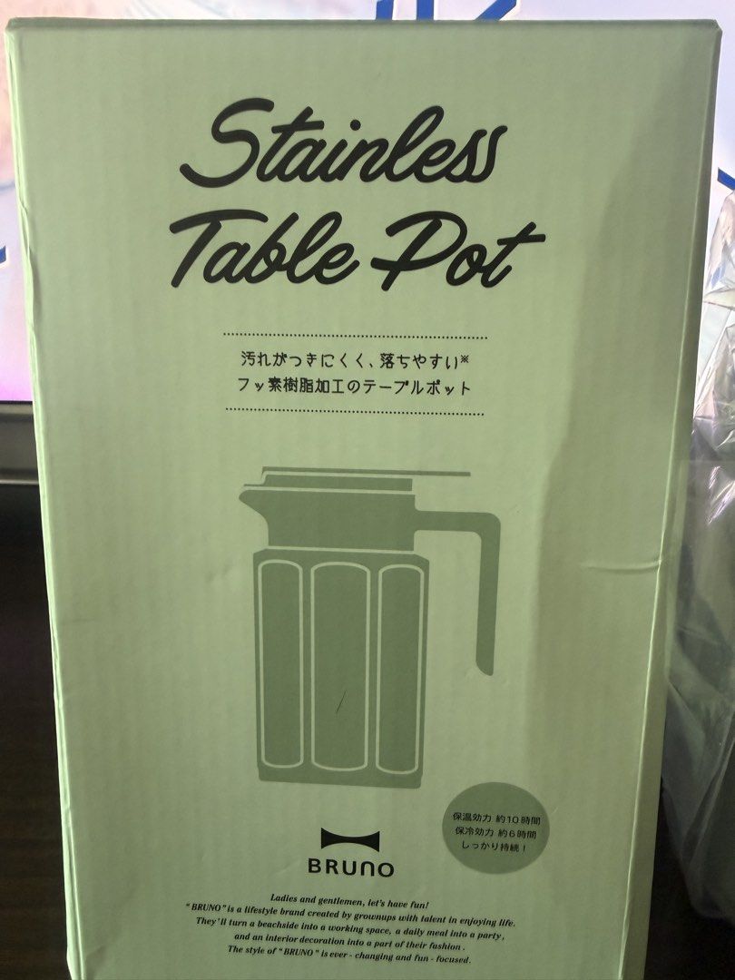 Bruno Table Pot （分類：水壺）位於 Hong Kong。 由 eunice14323 提交（商品編號 1460760264，圖片 2）。簡介： 全新，原價Hkd 298 極佳保溫效能：採用雙層不銹鋼真空結構。保溫效果可達 66°C 以上（10小時），保冷效果則在 6°C 以下（6小時）。 單手輕鬆倒水：手把頂端設有按壓式槓桿設計，單手一按一傾斜即可順暢出水。 清洗非常方便：擁有寬口徑設計，方便放入大冰塊；壺內飾有氟素樹脂塗層，不易殘留污漬或異味。 安全防漏設計：瓶蓋設有防漏密封圈，並有清晰的「流出」與「止水」標示。。