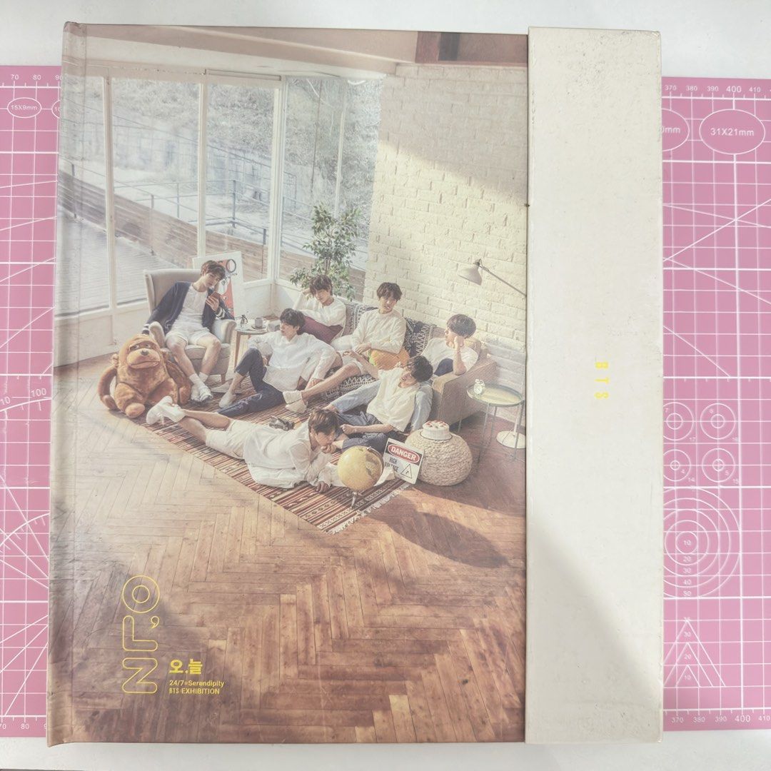 BTS 2018 Exhibition Photobook (Category: K-Wave Merchandise) located in Santa Maria. Submitted by yelbasilio (Listing ID 1460765406, Image 1). Description: bts 2018 exhibition photobook with 4R photos included has flaws, pass to sensi buyers.