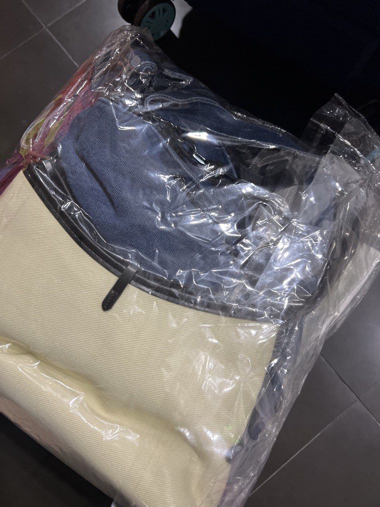 bundle random stuff (Category: Purses & Pouches) located in Singapore. Submitted by az_lan1 (Listing ID 1460854467, Image 2). Description: random bundle of stuff hang bag shoulder bag tshirts random ah i’m not sure what’s inside .