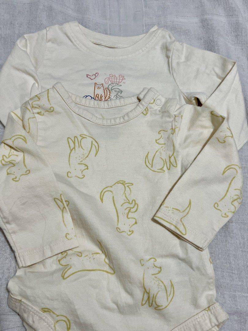 Carter's Baby Bodysuits 3m (2 pcs) (Category: Babies & Kids Fashion) located in Manila. Submitted by myrs23 (Listing ID 1460841782, Image 1). Description: - Set of 2 Carter's baby bodysuits - Size: 3 months - Material: Soft cotton - Sleeve length: Long-sleeved - Features: Easy snap closures at the bottom for diaper changes - Ideal for: Everyday wear, baby shower gifts - Barely used, bought from US but baby had already outgrown it when we got it. 