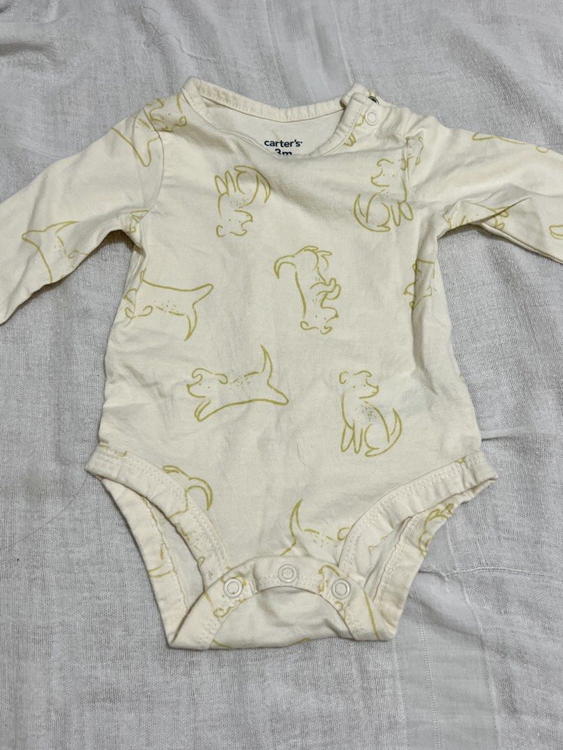 Carter's Baby Bodysuits 3m (2 pcs) (Category: Babies & Kids Fashion) located in Manila. Submitted by myrs23 (Listing ID 1460841782, Image 2). Description: - Set of 2 Carter's baby bodysuits - Size: 3 months - Material: Soft cotton - Sleeve length: Long-sleeved - Features: Easy snap closures at the bottom for diaper changes - Ideal for: Everyday wear, baby shower gifts - Barely used, bought from US but baby had already outgrown it when we got it. 