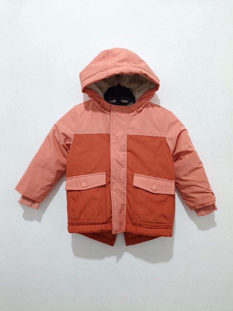 CAT & JACK WINTER JACKET (Category: Babies & Kids Fashion) located in Baguio. Submitted by ellromavariety (Listing ID 1460907420, Image 1). Description: CAT & JACK Size: 3T In excellent condition This item is featuring a hooded neckline with plush sherpa lining, snap-button flap pockets, and a midweight quilted design. This specific model is popular for its warm fleece-lined interior and durable utility design. ₱280.