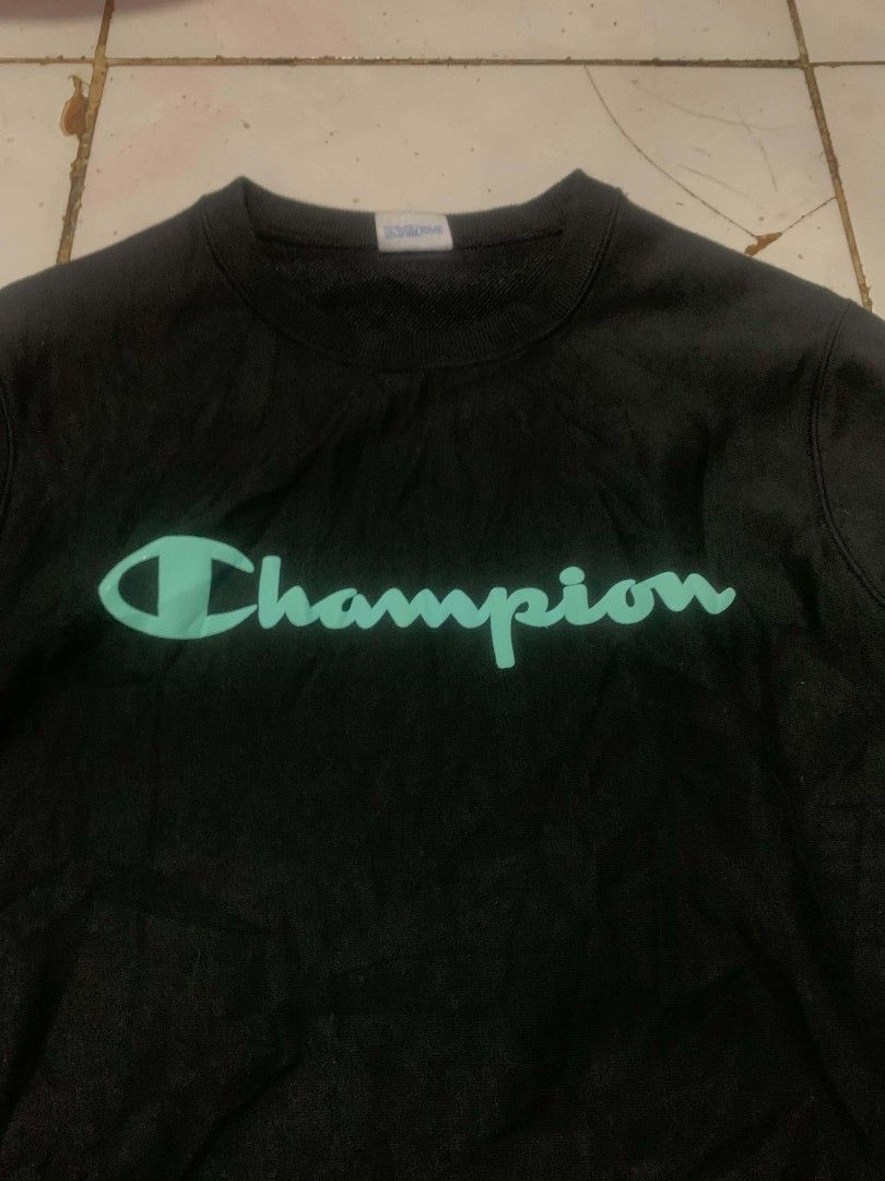 Champion Reverse Weave Black Sweatshirt Medium (Category: Coats, Jackets and Outerwear) located in Caloocan City. Submitted by joshuagual20341 (Listing ID 1460904590, Image 2). Description: - Classic black Champion sweatshirt - Features iconic mint green Champion logo - Made with durable Reverse Weave technology - Tag size: Medium 21/26 - Material: 65% Cotton, 25% Rayon, 10% Tencel - Ideal for casual wear and everyday comfort.