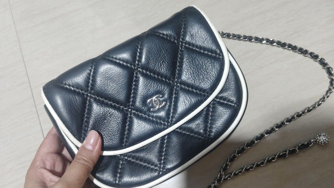 Chanel (Category: Cross-body Bags) located in Manila. Submitted by casseyann160760 (Listing ID 1460839364, Image 3). Description: sign of use s loob.