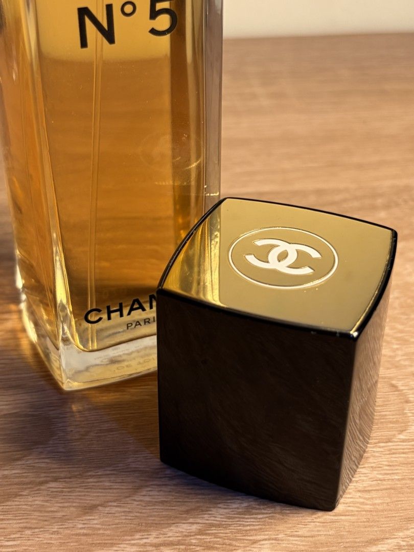 Chanel No 5 100ml (Category: Fragrance & Deodorants) located in Abucay. Submitted by madamvcloset (Listing ID 1460821746, Image 3). Description: 100ml authentic pm for more photos.
