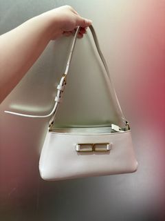 (Category: ) located in . Submitted by curatedclosetbyj (Listing ID 1460763983, Image 1). Description: .