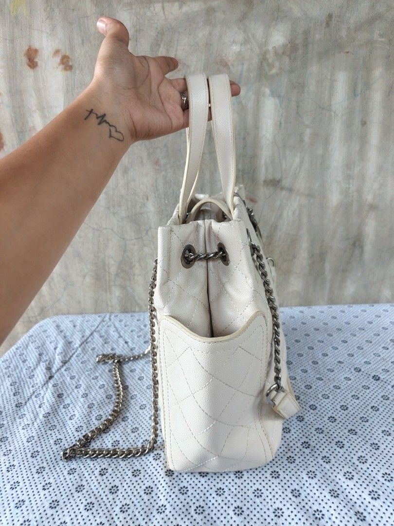 Charles&keith💯 (Category: Shoulder Bags) located in Manila. Submitted by ukay-ukaybylyn (Listing ID 1460716909, Image 3). Description: ang flaws ay madumi sa loob need wash pero slight lang naman ang dumi nya sa outside malinis walang stain silver na silver ang hardware.