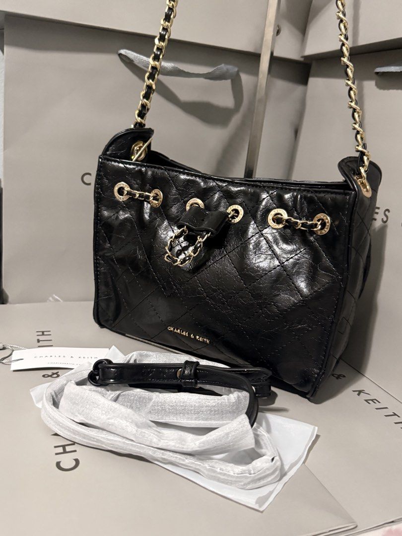 Charles&keith duo quilted drawstring bucket bag (Category: Cross-body Bags) located in Cavite. Submitted by miksycrls (Listing ID 1460732409, Image 2). Description: 📌REMINDER PLS READ BELOW ⬇️ ✨INCLUSION✨ 🔗TAG&DUSTBAG,CNKPLASTIC 🔗WHAT YOU SEE IS WHAT YOU GET 🔗manage your expectations items are MPO | Mall Pull Out 📩 TO ORDER / ASK DETAILS: Send me a private message! +60paperbag 💸:GCASHH/GOTYMEE 📍:IMUSCAVITE 🚚:SCO|SPX EXPRESS SF ONLY📦 OTHE