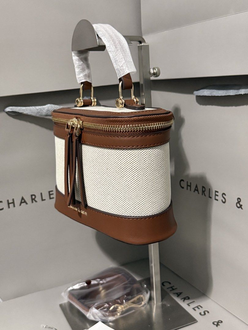 Charles&keith enola canvas top handle vanity bag (Category: Cross-body Bags) located in Cavite. Submitted by miksycrls (Listing ID 1460738163, Image 3). Description: 📌REMINDER PLS READ BELOW ⬇️ ✨INCLUSION✨ 🔗TAG&DUSTBAG,CNKPLASTIC 🔗WHAT YOU SEE IS WHAT YOU GET 🔗manage your expectations items are MPO | Mall Pull Out 📩 TO ORDER / ASK DETAILS: Send me a private message! +60paperbag 💸:GCASHH/GOTYMEE 📍:IMUSCAVITE 🚚:SCO|SPX EXPRESS SF ONLY📦 OTH