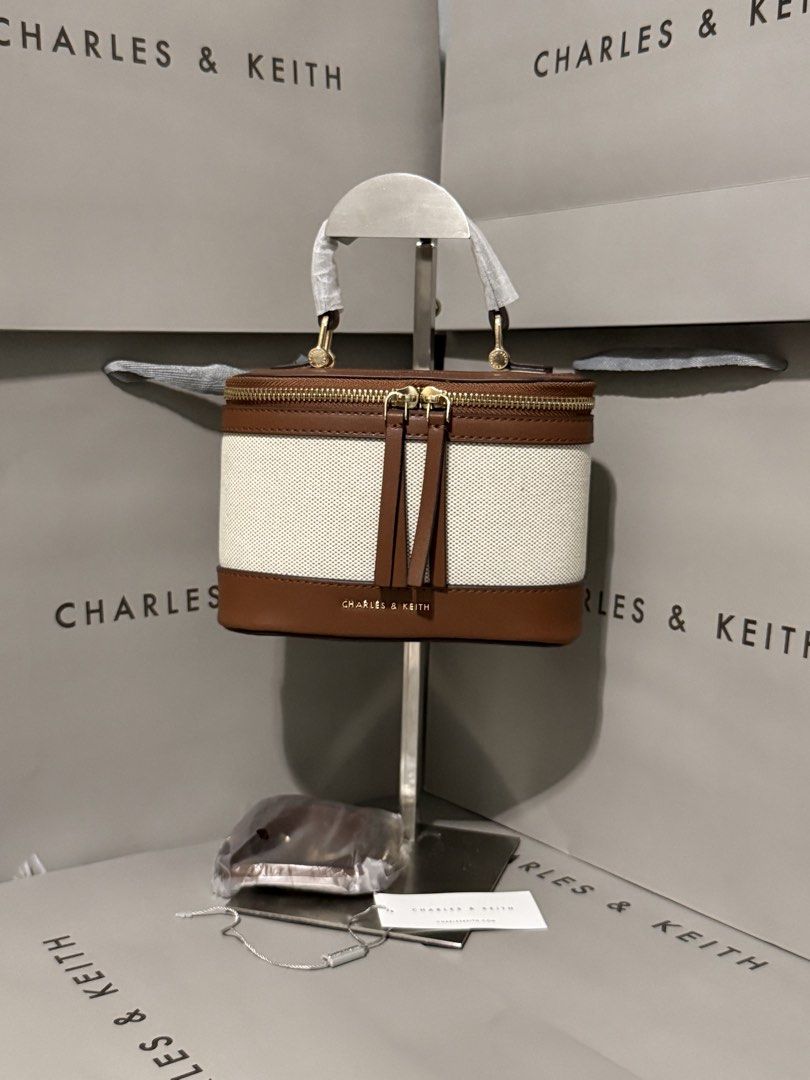 Charles&keith enola canvas top handle vanity bag (Category: Cross-body Bags) located in Cavite. Submitted by miksycrls (Listing ID 1460738163, Image 1). Description: 📌REMINDER PLS READ BELOW ⬇️ ✨INCLUSION✨ 🔗TAG&DUSTBAG,CNKPLASTIC 🔗WHAT YOU SEE IS WHAT YOU GET 🔗manage your expectations items are MPO | Mall Pull Out 📩 TO ORDER / ASK DETAILS: Send me a private message! +60paperbag 💸:GCASHH/GOTYMEE 📍:IMUSCAVITE 🚚:SCO|SPX EXPRESS SF ONLY📦 OTH
