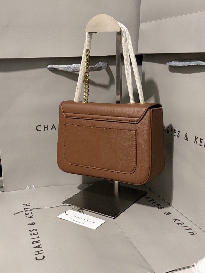 Charles&keith push lock chain strap shoulder bag chocolate brown (Category: Cross-body Bags) located in Cavite. Submitted by miksycrls (Listing ID 1460736501, Image 3). Description: 📌REMINDER PLS READ BELOW ⬇️ ✨INCLUSION✨ 🔗TAG&DUSTBAG,CNKPLASTIC 🔗WHAT YOU SEE IS WHAT YOU GET 🔗manage your expectations items are MPO | Mall Pull Out 📩 TO ORDER / ASK DETAILS: Send me a private message! +60paperbag 💸:GCASHH/GOTYMEE 📍:IMUSCAVITE 🚚:SCO|SPX EXPRE
