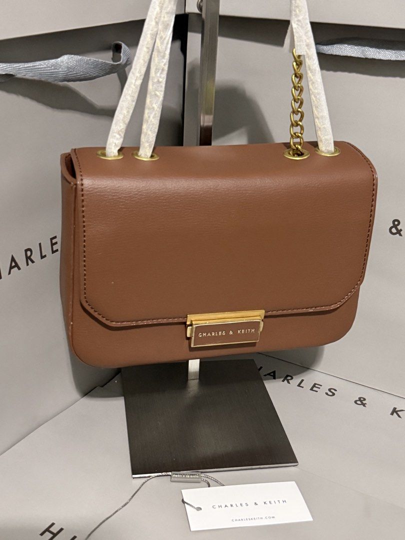 Charles&keith push lock chain strap shoulder bag chocolate brown (Category: Cross-body Bags) located in Cavite. Submitted by miksycrls (Listing ID 1460736501, Image 2). Description: 📌REMINDER PLS READ BELOW ⬇️ ✨INCLUSION✨ 🔗TAG&DUSTBAG,CNKPLASTIC 🔗WHAT YOU SEE IS WHAT YOU GET 🔗manage your expectations items are MPO | Mall Pull Out 📩 TO ORDER / ASK DETAILS: Send me a private message! +60paperbag 💸:GCASHH/GOTYMEE 📍:IMUSCAVITE 🚚:SCO|SPX EXPRE