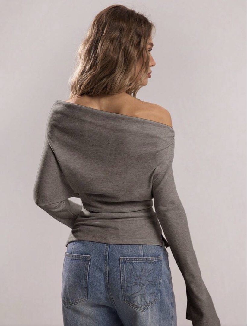 Chic Asymmetrical Pleated Top (Category: Longsleeves) located in Calamba. Submitted by natalierav (Listing ID 1460867298, Image 2). Description: Fits until S. RFS: too big for me im XXS.