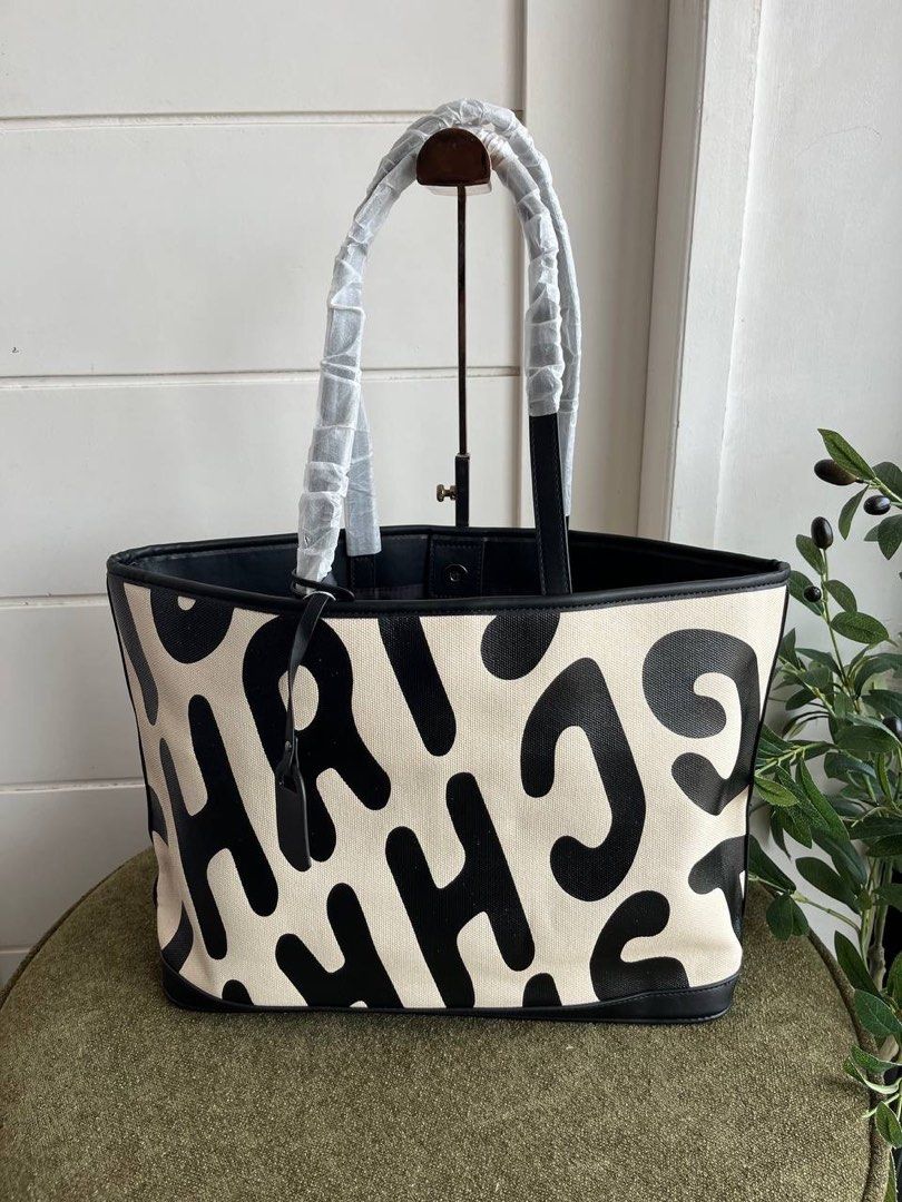Christy Ng Tote bag (Category: Beach Bags) located in Quezon City. Submitted by _lovedbyrc (Listing ID 1460901477, Image 1). Description: .