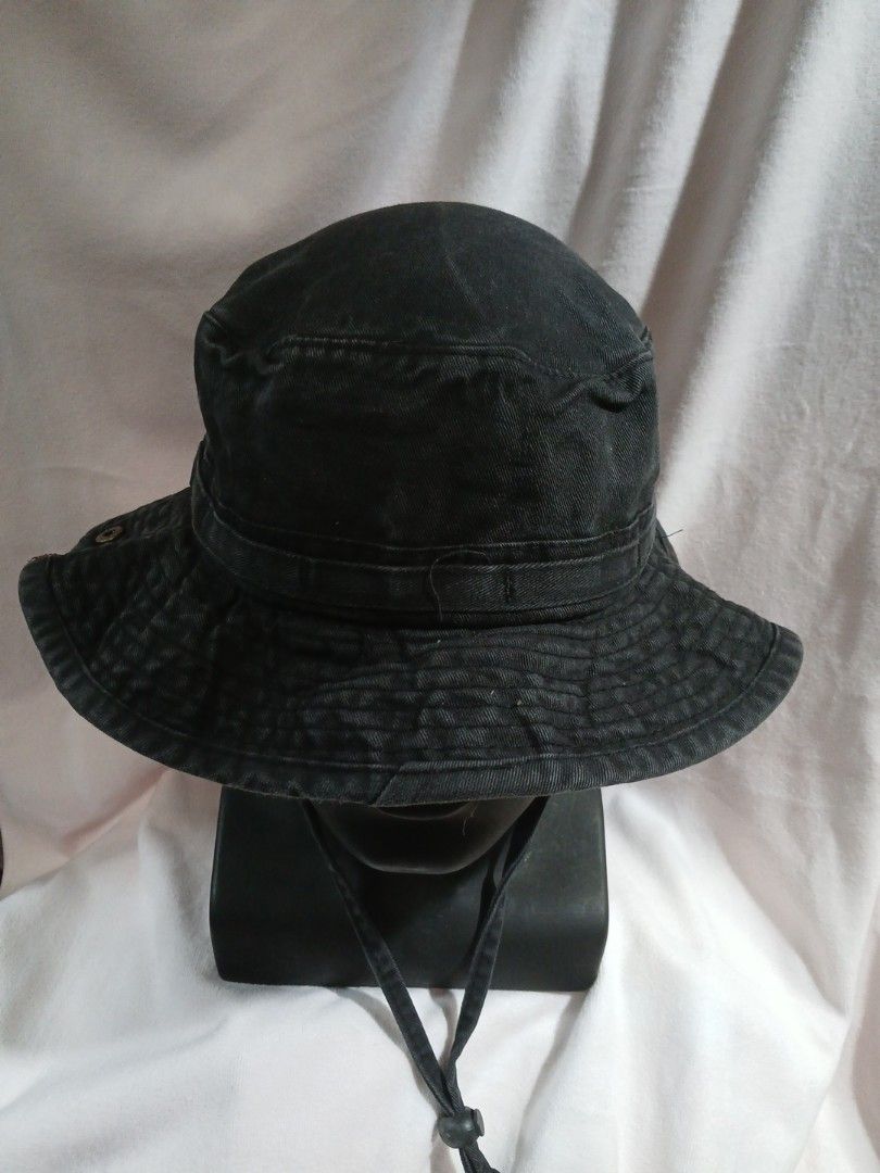 City Hunter bucket hat (Category: Caps & Hats) located in La Trinidad. Submitted by dashopperist (Listing ID 1460771093, Image 1). Description: - Brand: City Hunter - Type: Bucket Hat - Color: Black - Size: S/M - Material: 100% Cotton - Features: Chin strap with toggle, textured fabric, small red side tag with white lettering - Origin: Made in China.