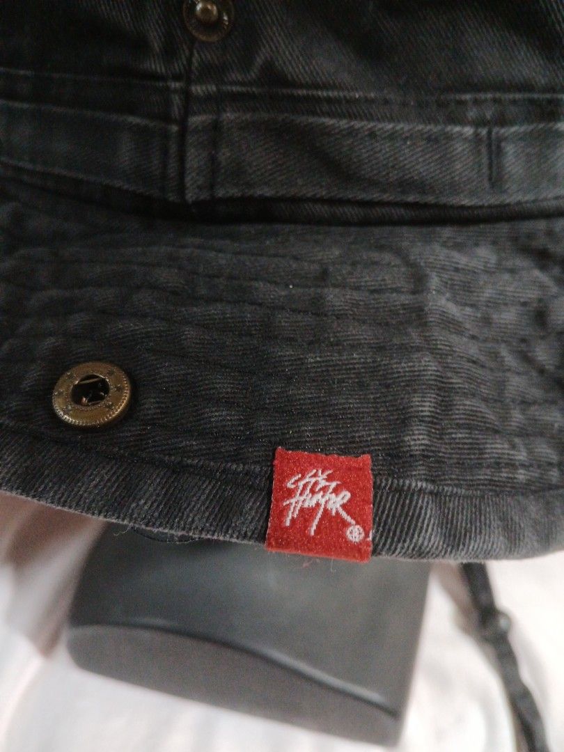 City Hunter bucket hat (Category: Caps & Hats) located in La Trinidad. Submitted by dashopperist (Listing ID 1460771093, Image 3). Description: - Brand: City Hunter - Type: Bucket Hat - Color: Black - Size: S/M - Material: 100% Cotton - Features: Chin strap with toggle, textured fabric, small red side tag with white lettering - Origin: Made in China.