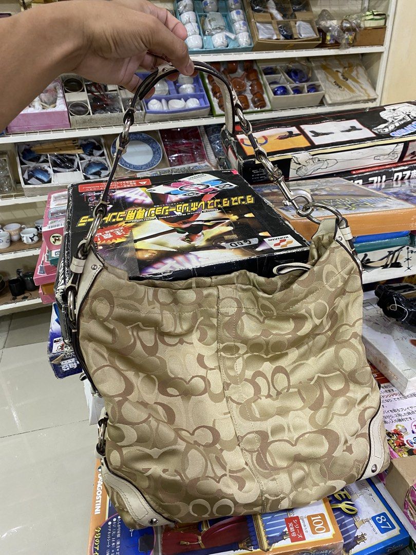 Coach (Category: Shoulder Bags) located in Manila. Submitted by mikeed. (Listing ID 1460746253, Image 3). Description: Coach☺️ Ykk zip Clean interior 3880.