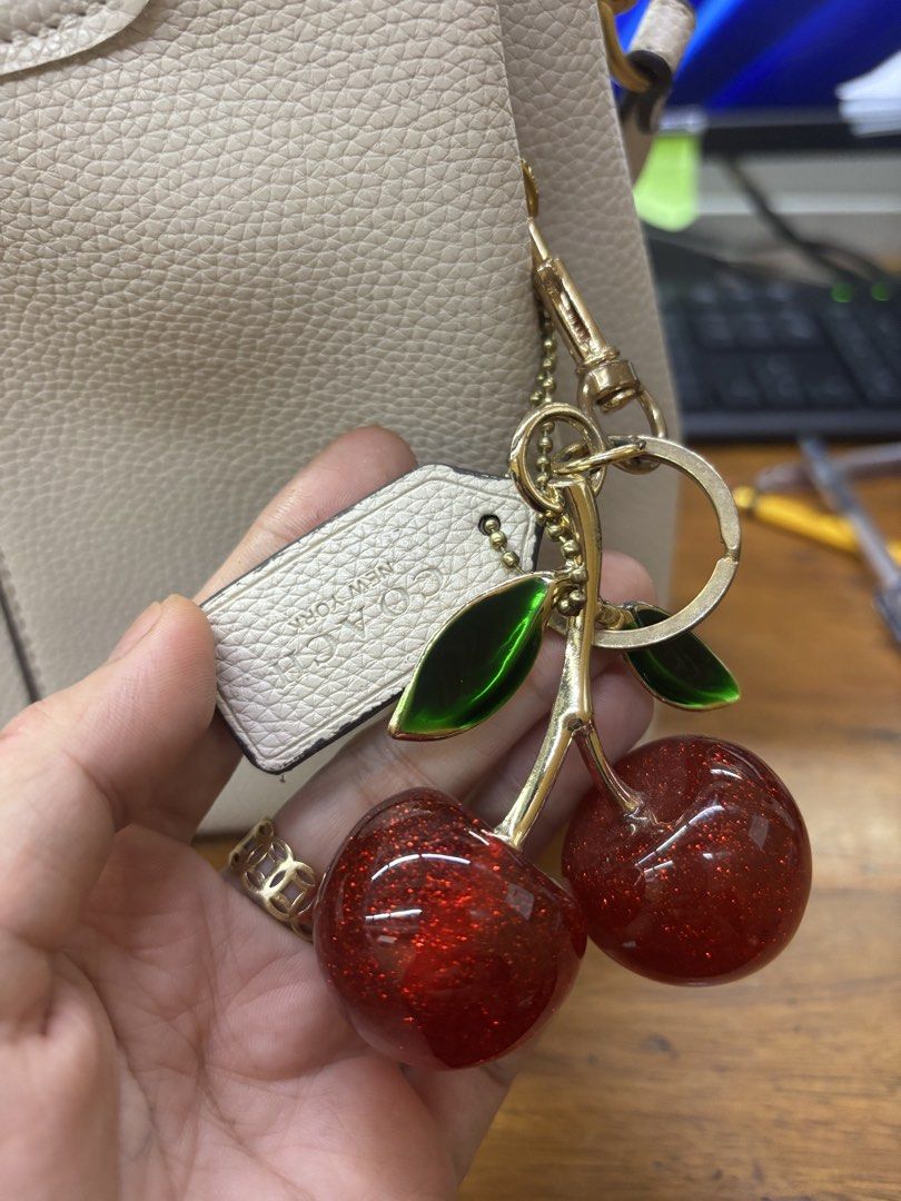 coach bag (Category: Shoulder Bags) located in Manila. Submitted by belsthea (Listing ID 1460791699, Image 3). Description: cream authentic coach bag.