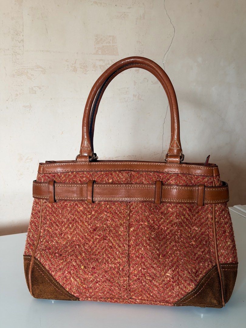 Coach Hamptons Tweed Satchel (Category: Shoulder Bags) located in Lipa City. Submitted by zup.lia_10 (Listing ID 1460899363, Image 3). Description: Like new! Authentic!! Rareeee!!! Sobrang ganda ng kulay!! isang beses ko lang nagamit, sayang naman kung na katambak lang huhu!! .
