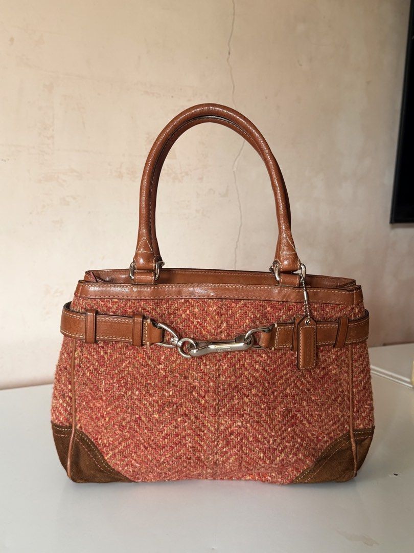 Coach Hamptons Tweed Satchel (Category: Shoulder Bags) located in Lipa City. Submitted by zup.lia_10 (Listing ID 1460899363, Image 2). Description: Like new! Authentic!! Rareeee!!! Sobrang ganda ng kulay!! isang beses ko lang nagamit, sayang naman kung na katambak lang huhu!! .
