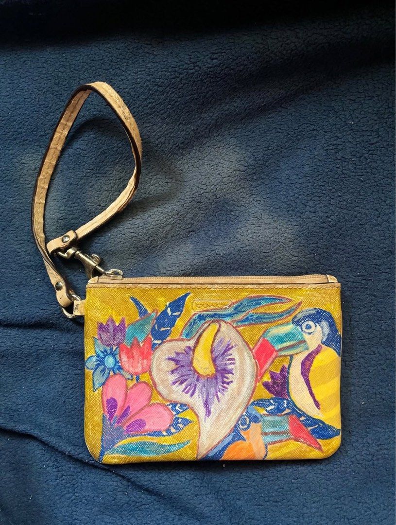 Coach Handpainted Wristlet (Category: Purses & Pouches) located in Caloocan City. Submitted by hardestea2026 (Listing ID 1460751656, Image 1). Description: Handpainted q po aq mismo nagpint sa coach na ito.
