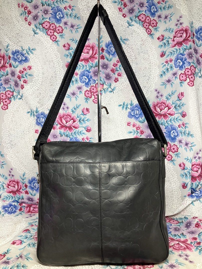 COACH HERRITAGE WEB LEATHER EMBOSSED C MAP BAG (Category: Sling Bags) located in General Mariano Alvarez. Submitted by adonid (Listing ID 1460755438, Image 3). Description: COACH HERRITAGE WEB LEATHER EMBOSSED C MAP BAG GOOD CONDITION NORMAL SIGN OF USAGE ONLY CROSSBODY BAG .
