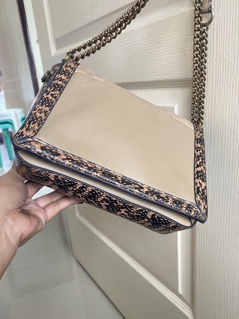 Coach Hutton Snakeskin (Category: Luxury Bags & Wallets) located in Cebu City. Submitted by quing1993 (Listing ID 1460765459, Image 2). Description: Authetnic Coach Hutton Snake Skin 2 way medium size 4 compartments With hangtag Ykk zipper Gold tone hardwares With signs of used sa chain pero di halata. You are buying pre-loved piece so expect signs of wear. Please inspect pictures and ask questions to avoid buyer's remorse. No return and no excha