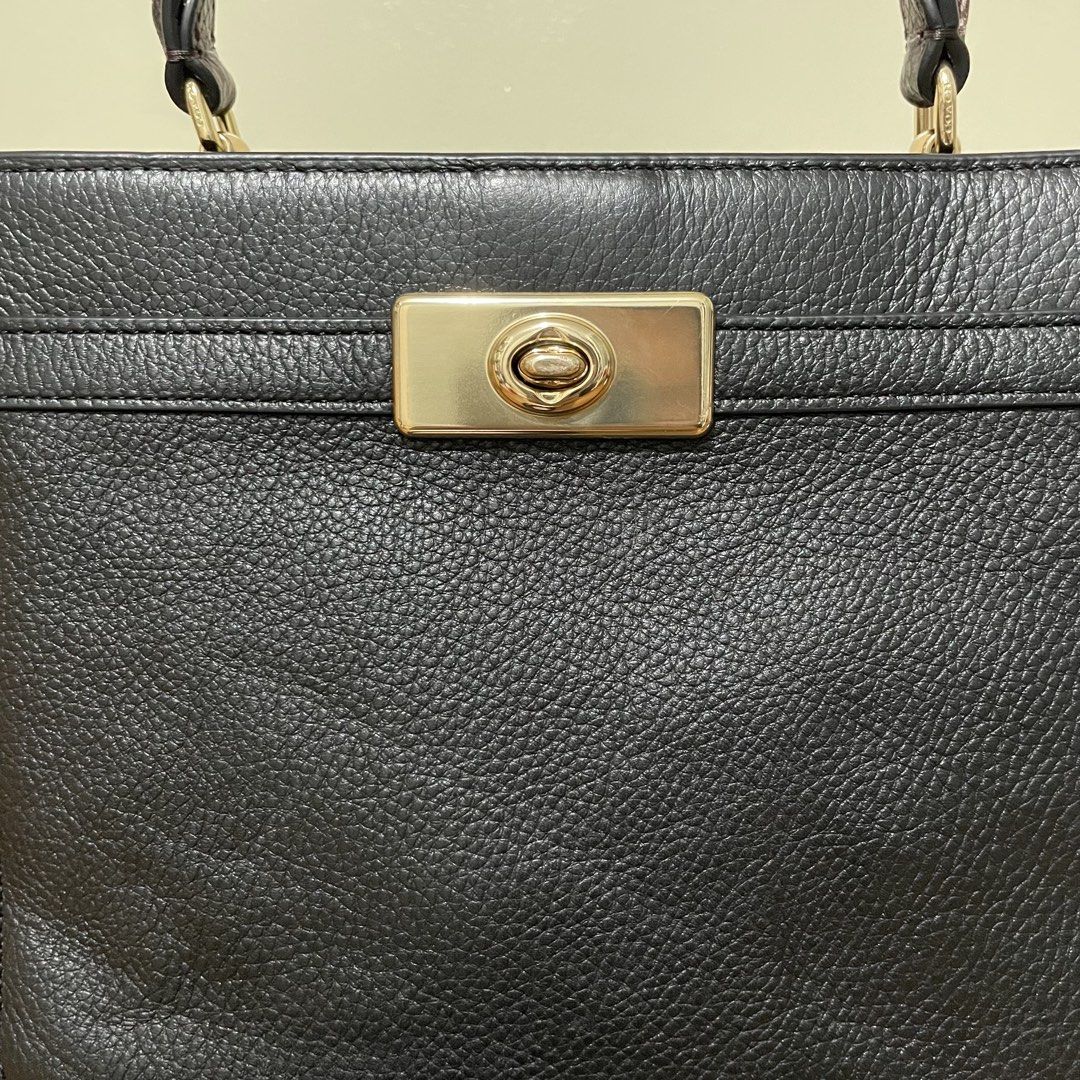 Coach Lane (Category: Luxury Bags & Wallets) located in Manila. Submitted by shnqlbio (Listing ID 1460875665, Image 3). Description: Minimal hairlines on twist lock still looks new -Large size not mini .