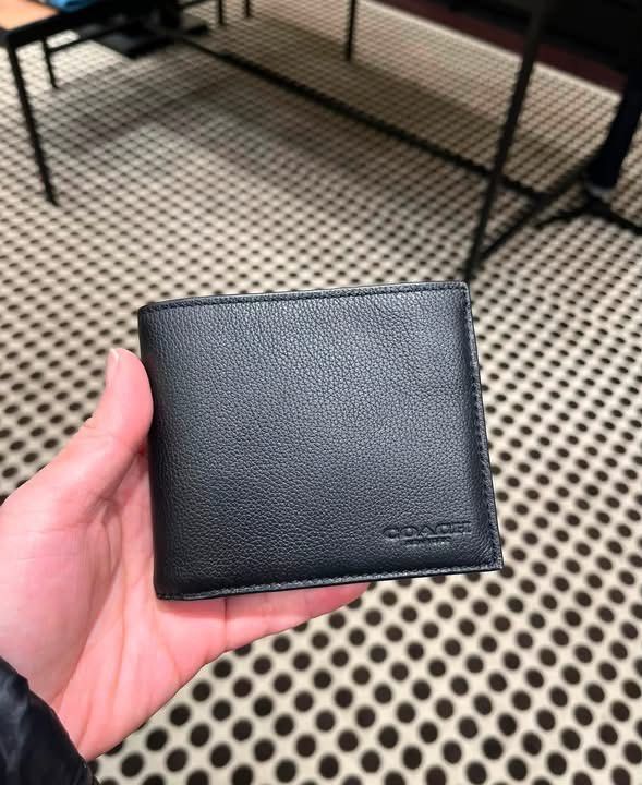 COACH ORIGINAL CALF LEATHER MENS WALLET (Category: Wallets & Card Holders) located in Manila. Submitted by ohnopandora (Listing ID 1460919513, Image 1). Description: with INCLUSIONS.
