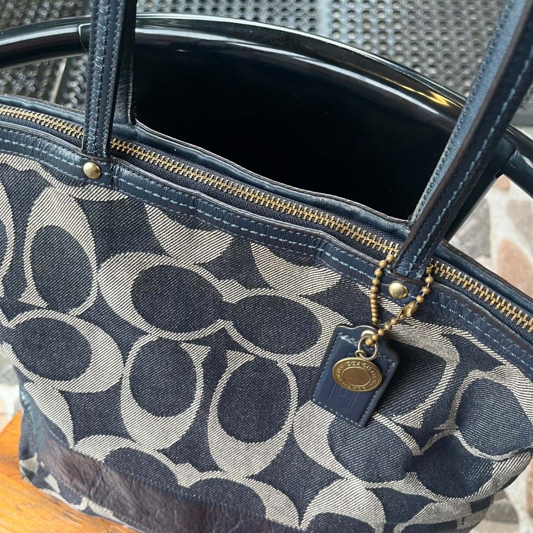 COACH Signature Denim Tote Bat (Category: Luxury Bags & Wallets) located in Manila. Submitted by baggiebaddie (Listing ID 1460910236, Image 3). Description: CCH Signature Denim Tote Bag ˙⋆✮ condition rate: 9/10 ˙⋆✮ mine price: 2,800 ˙⋆✮ the perfect uni bag ˙⋆✮ have a small rub on the corner (barely noticeable), rare denim canvas on its monogram print, signs of use consistent with age, needs clean interior ˙⋆✮Coach Ergo Patchwork Hobo bag, a 2007 