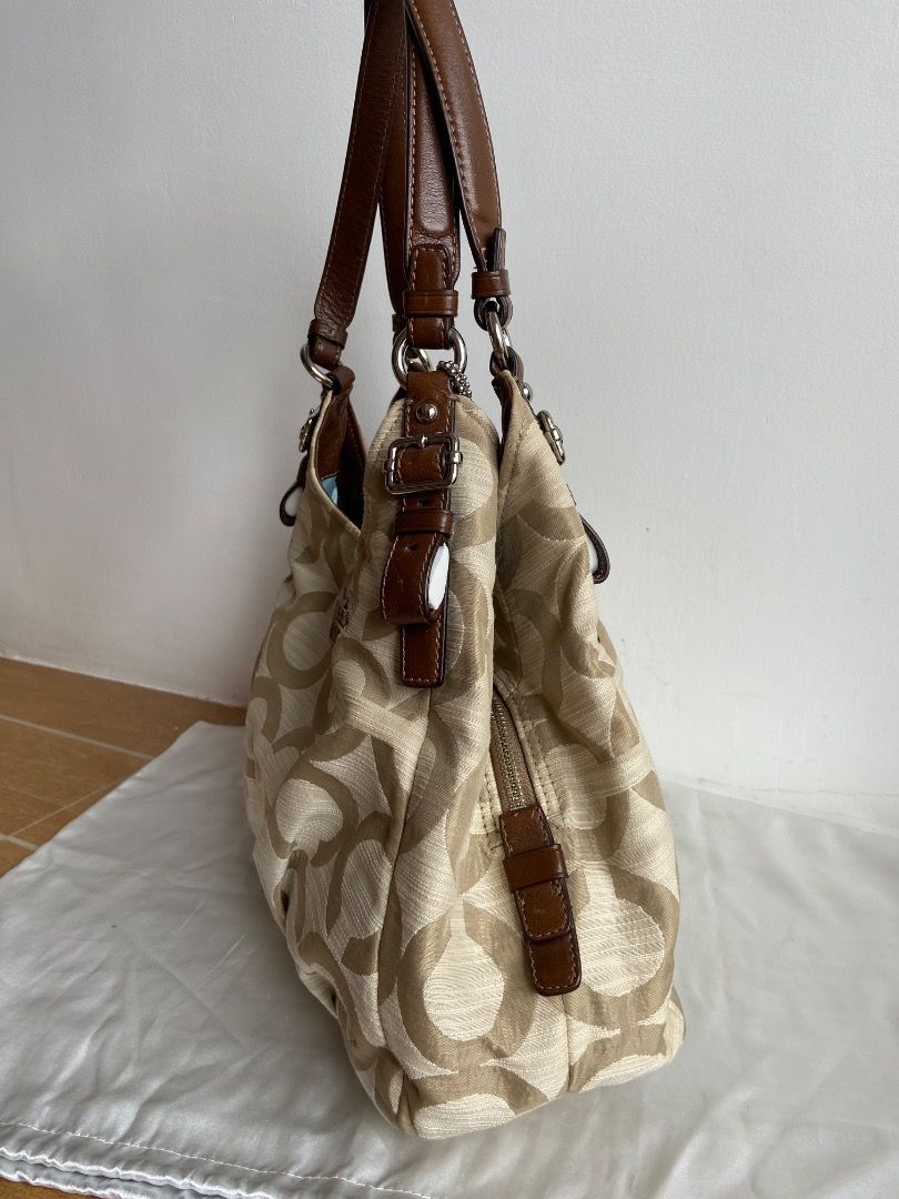 Coach Signature Hobo Bag (Category: Luxury Bags & Wallets) located in Caloocan City. Submitted by _arabellasapparel (Listing ID 1460808777, Image 2). Description: - Coach hobo bag with signature C monogram pattern - Beige and brown colorway - Genuine leather trim and handles - Interior includes pockets and a zip compartment - Secure magnetic snap closure - Ideal for everyday carry 📌 Condition: Good pre-loved condition 📌 Issue: Has minimal signs