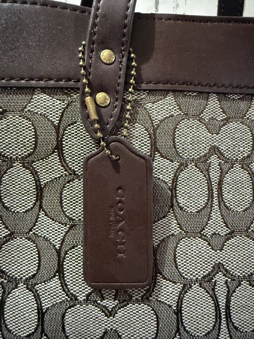 Coach sling bag (Category: Cross-body Bags) located in Manila. Submitted by lian_iam (Listing ID 1460810136, Image 2). Description: .
