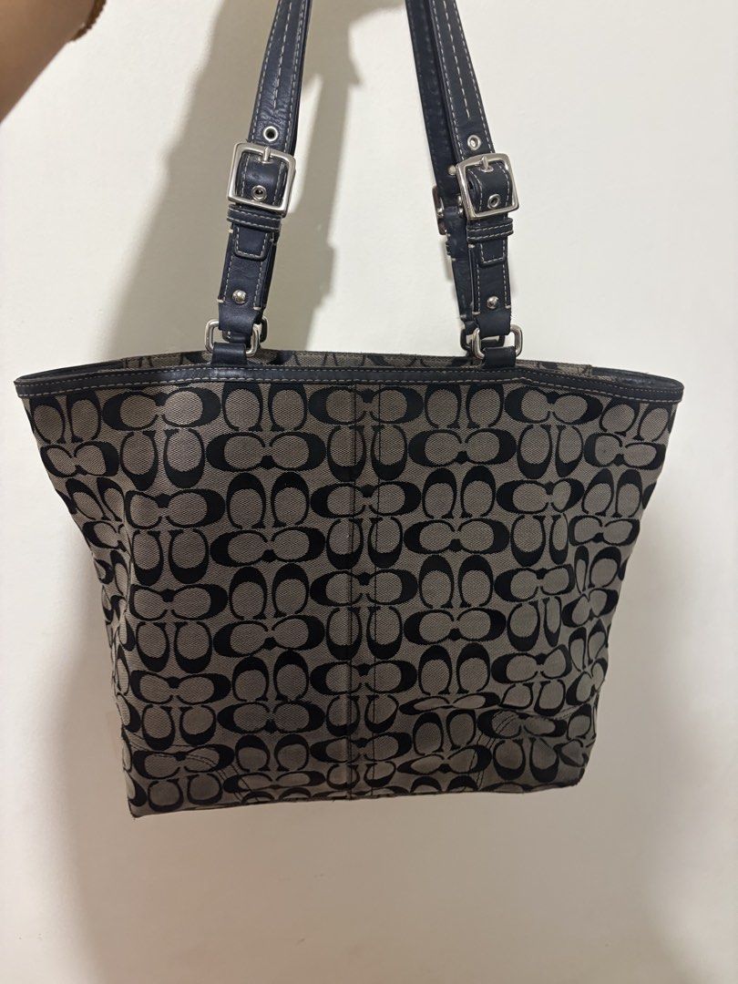 COACH TOTE (Category: Luxury Bags & Wallets) located in Angeles City. Submitted by xera_a (Listing ID 1460918622, Image 2). Description: Free sf No hang tag .